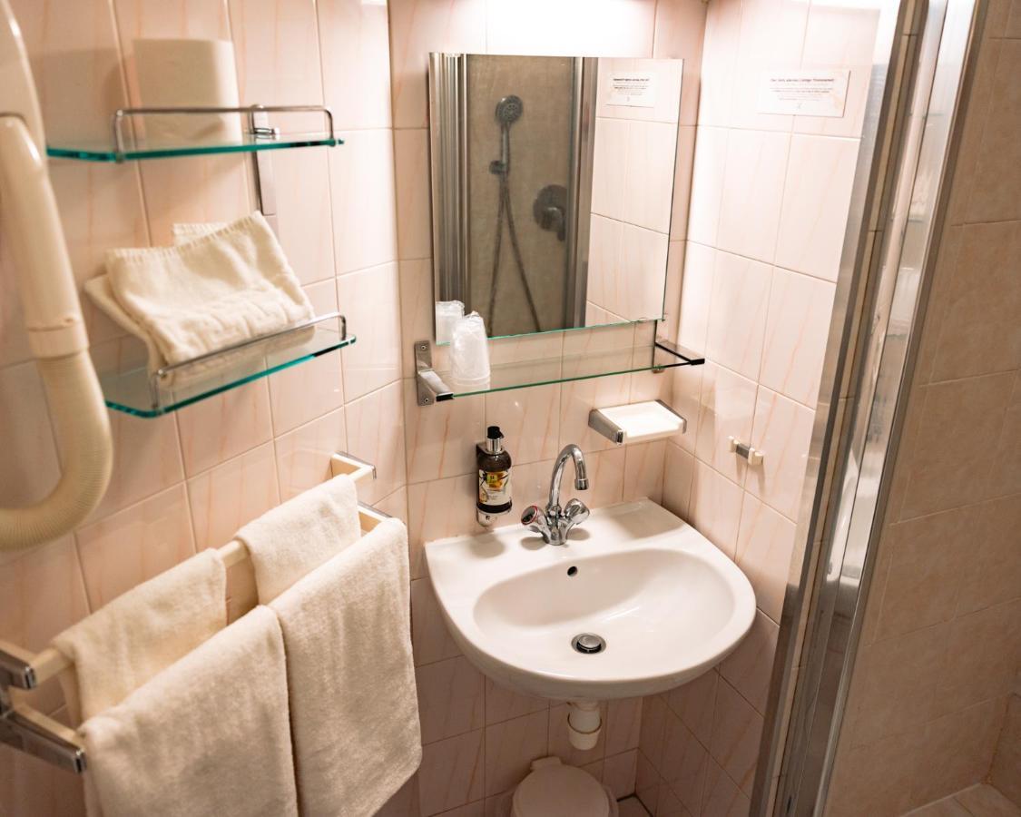 Logis Heraclee Saint-Gilles  Ngoại thất bức ảnh